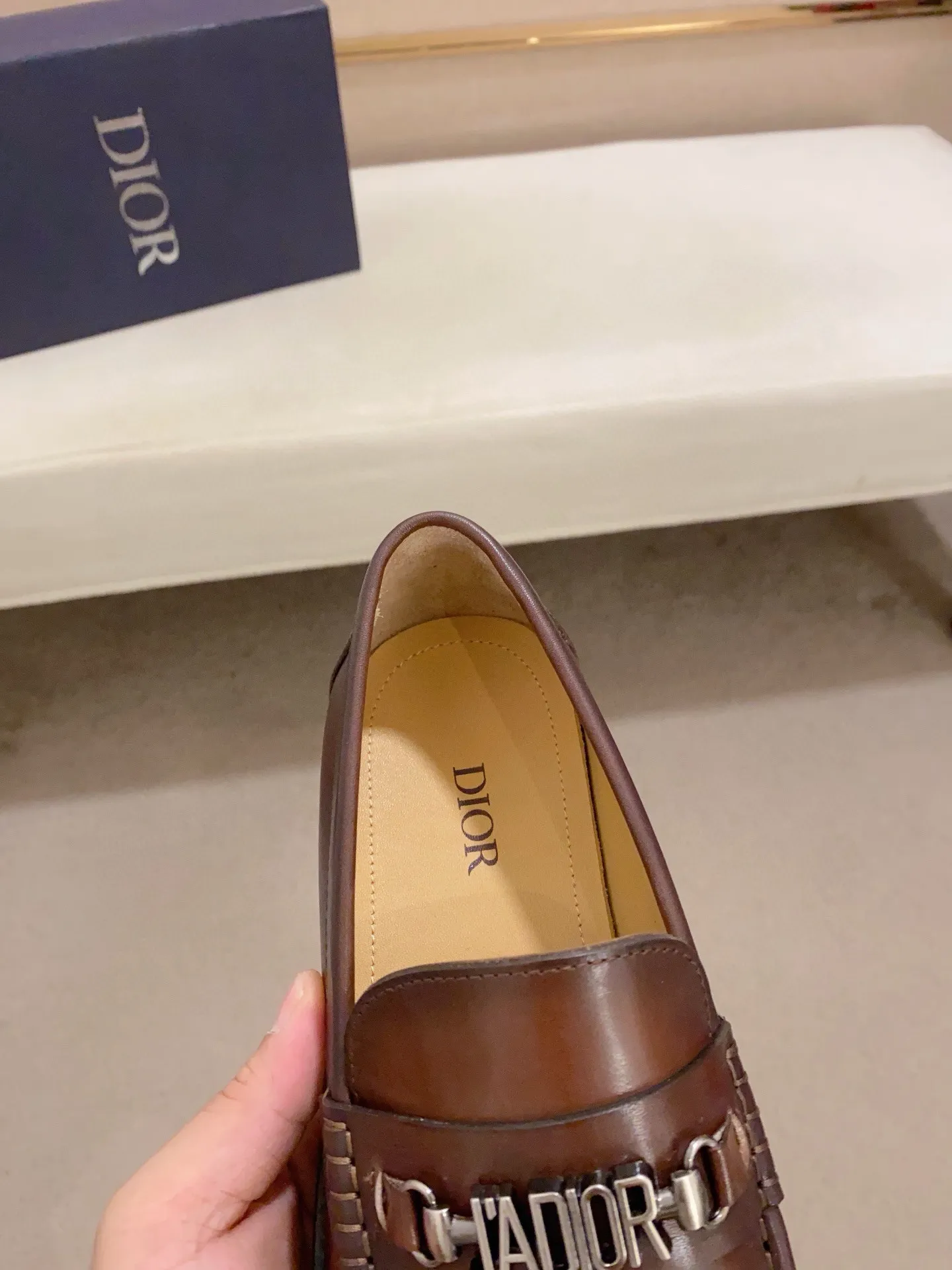 Factory price: 270 men's shoes 💰 High-end version of Dior Dior's new series. Famous actors and Internet celebrities wear super popular designs. They are designed with the sculptures of French artist Niki de Saint Phalle as rings. Material: Imported original material ➕Painted cowhide Foot pads: cowhide Outsole: Rubber outsole Men's shoe size: 38~44 Can be customized to size 45